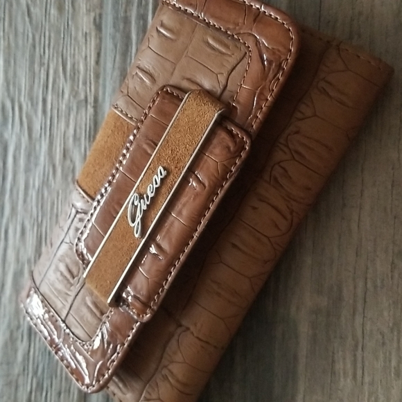 Guess Tan Wallet - Picture 2 of 10